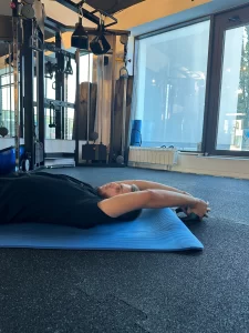 Fleksija ramena sa tegom 1