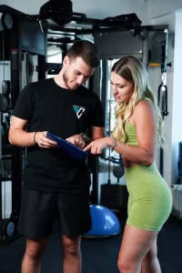 Personalni trener sa klijentom